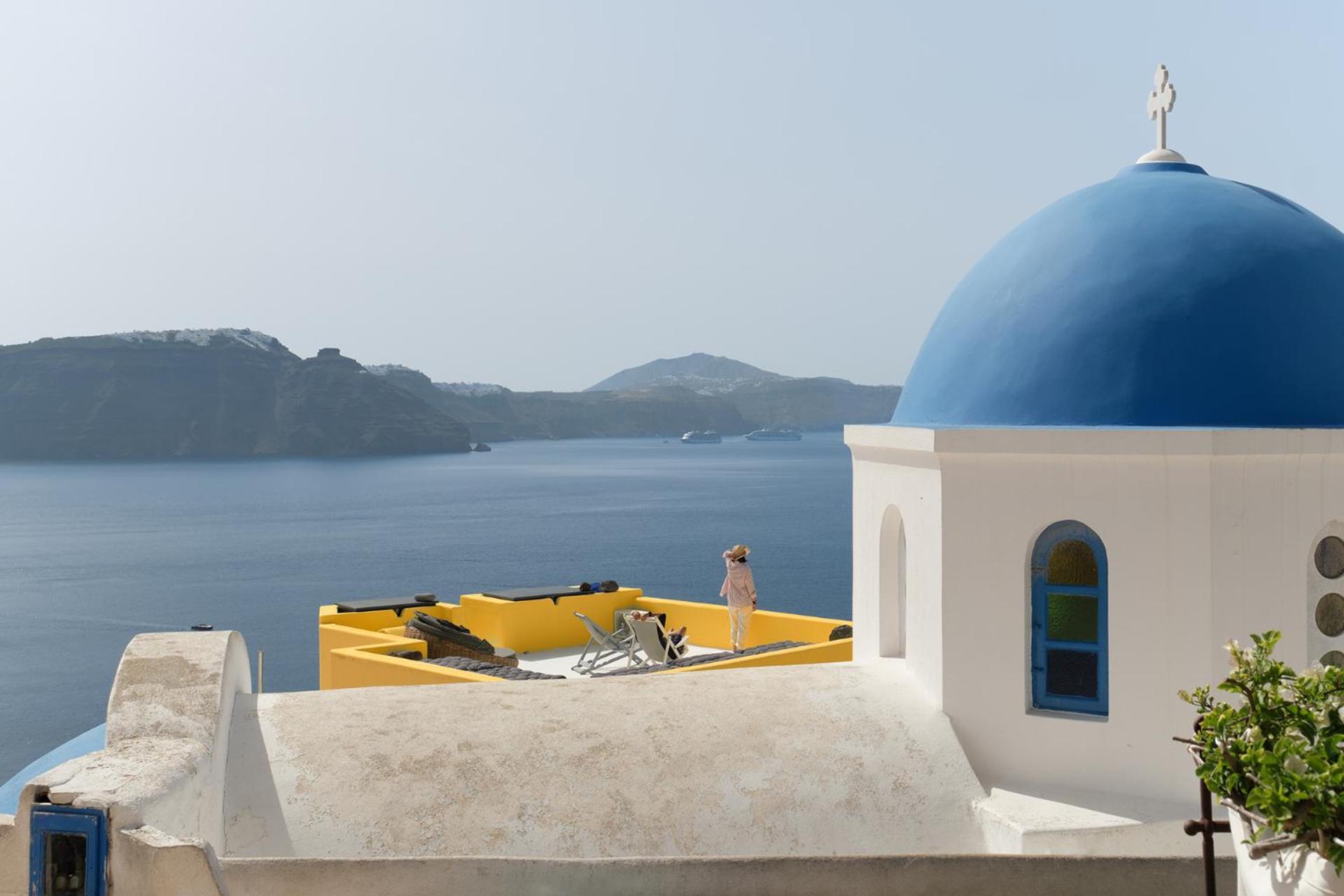 Ilivatos - Elegant On The Caldera's Edge Oía