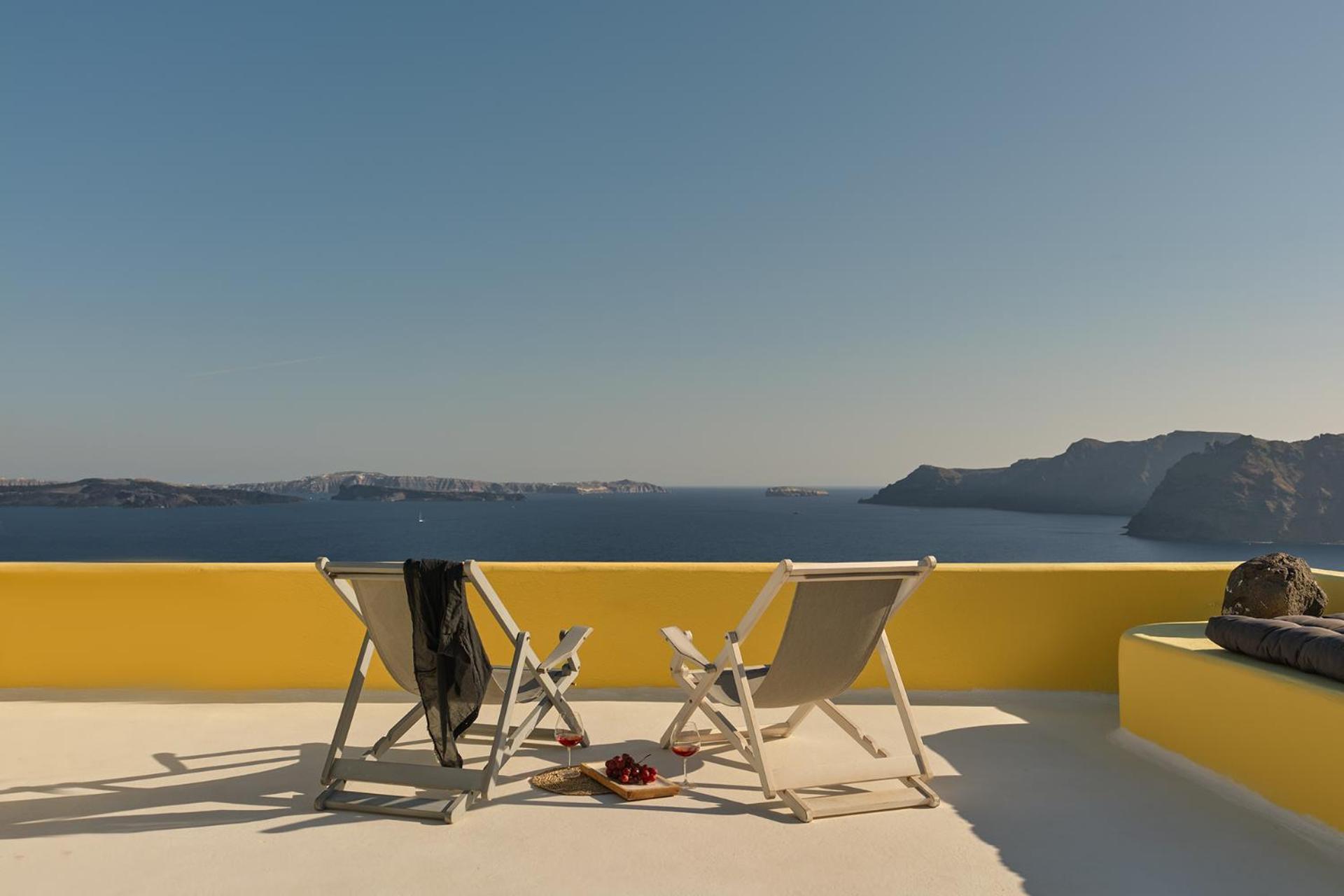 Ilivatos - Elegant On The Caldera's Edge Oía