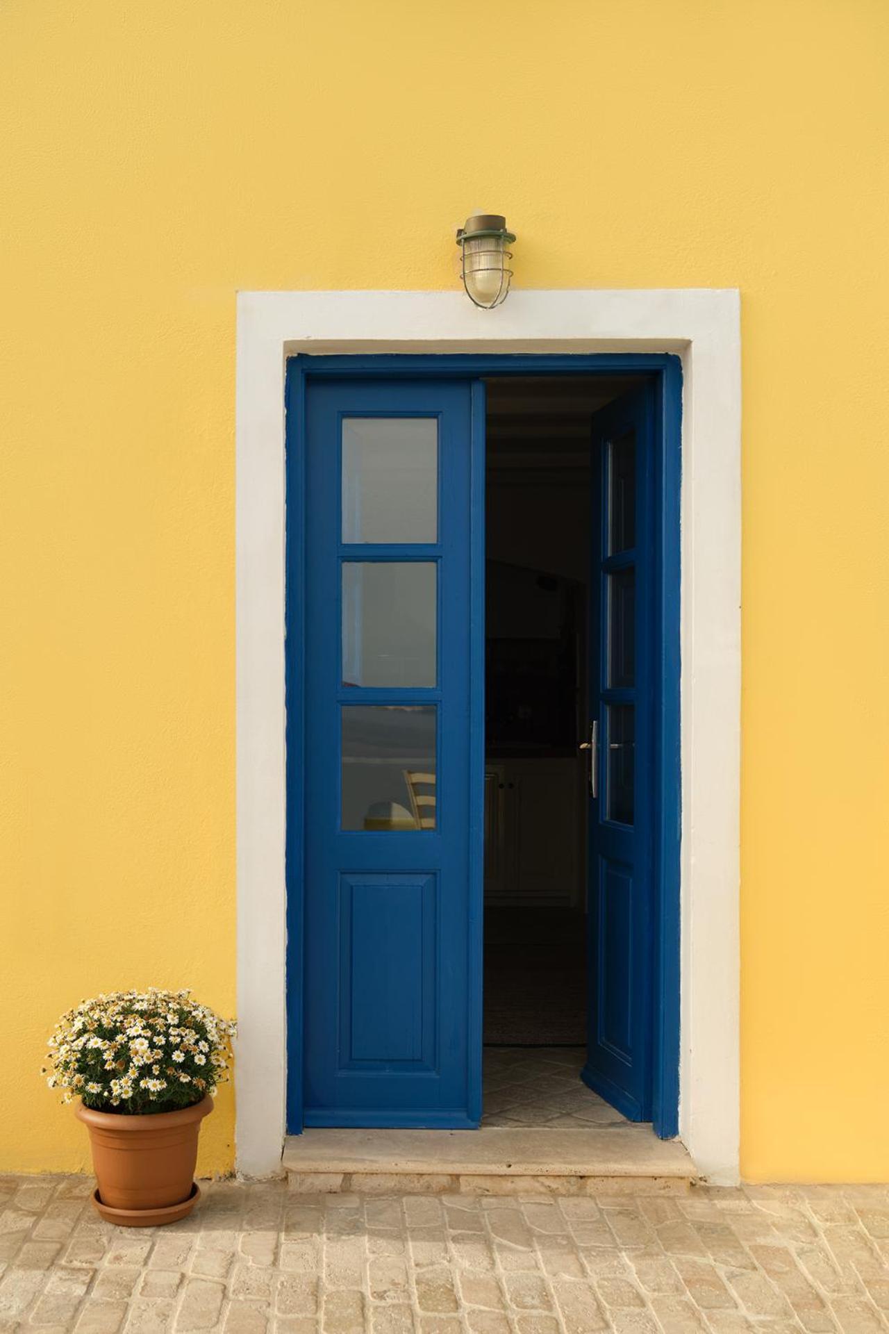 Ilivatos - Elegant On The Caldera's Edge * Oia (Santorini)