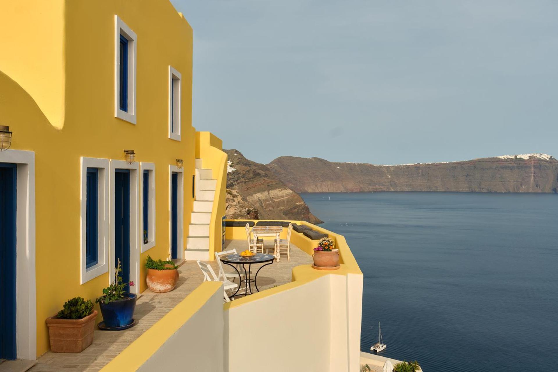 Ilivatos - Elegant On The Caldera's Edge * Oía