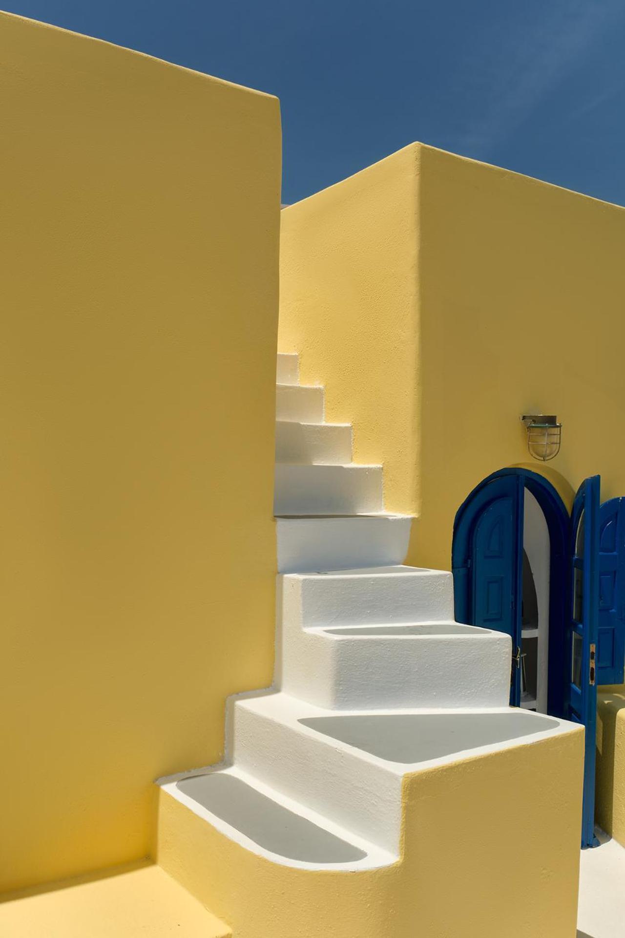 Ilivatos - Elegant On The Caldera's Edge Oía
