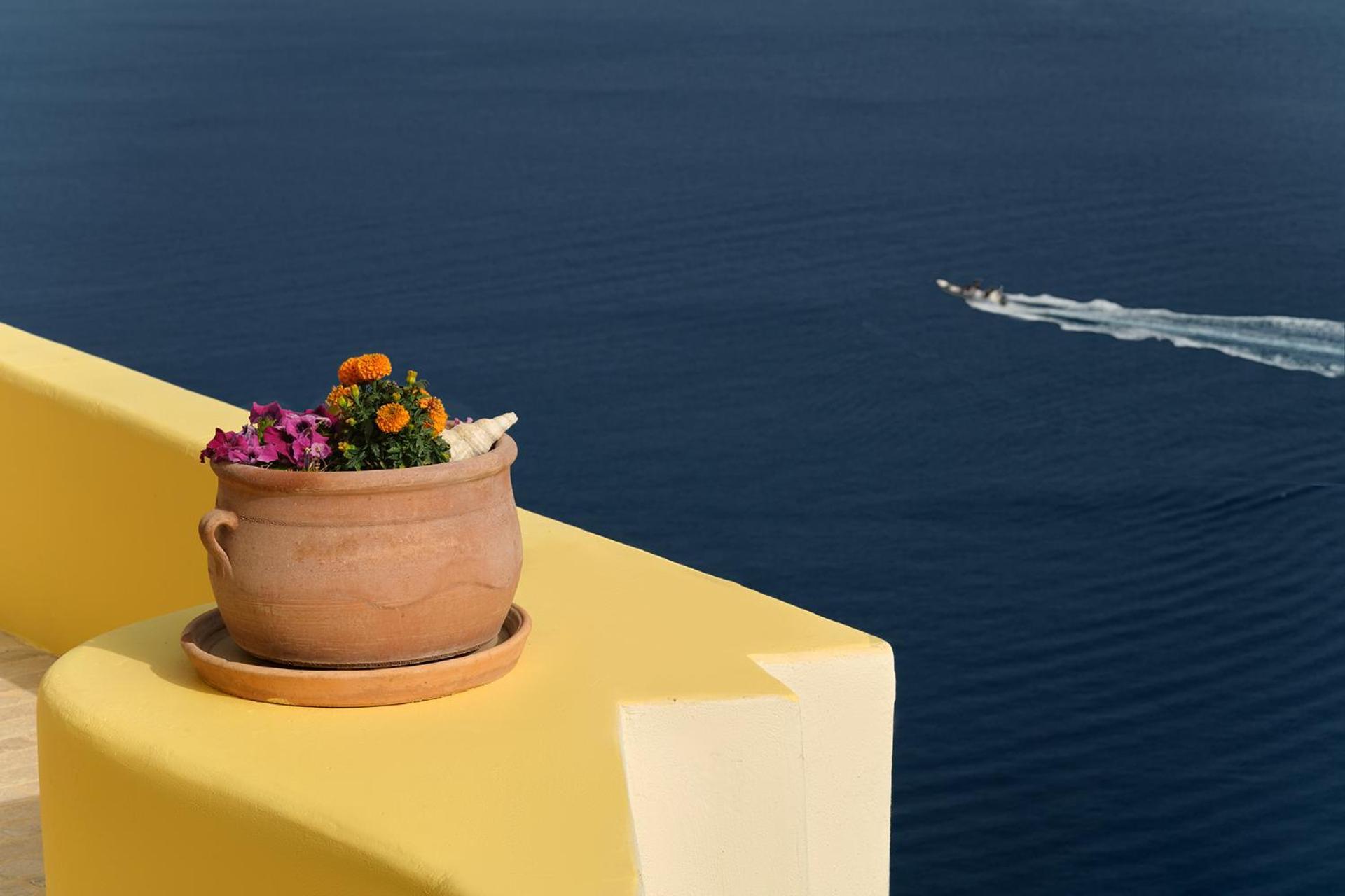 Ilivatos - Elegant On The Caldera's Edge * Oía