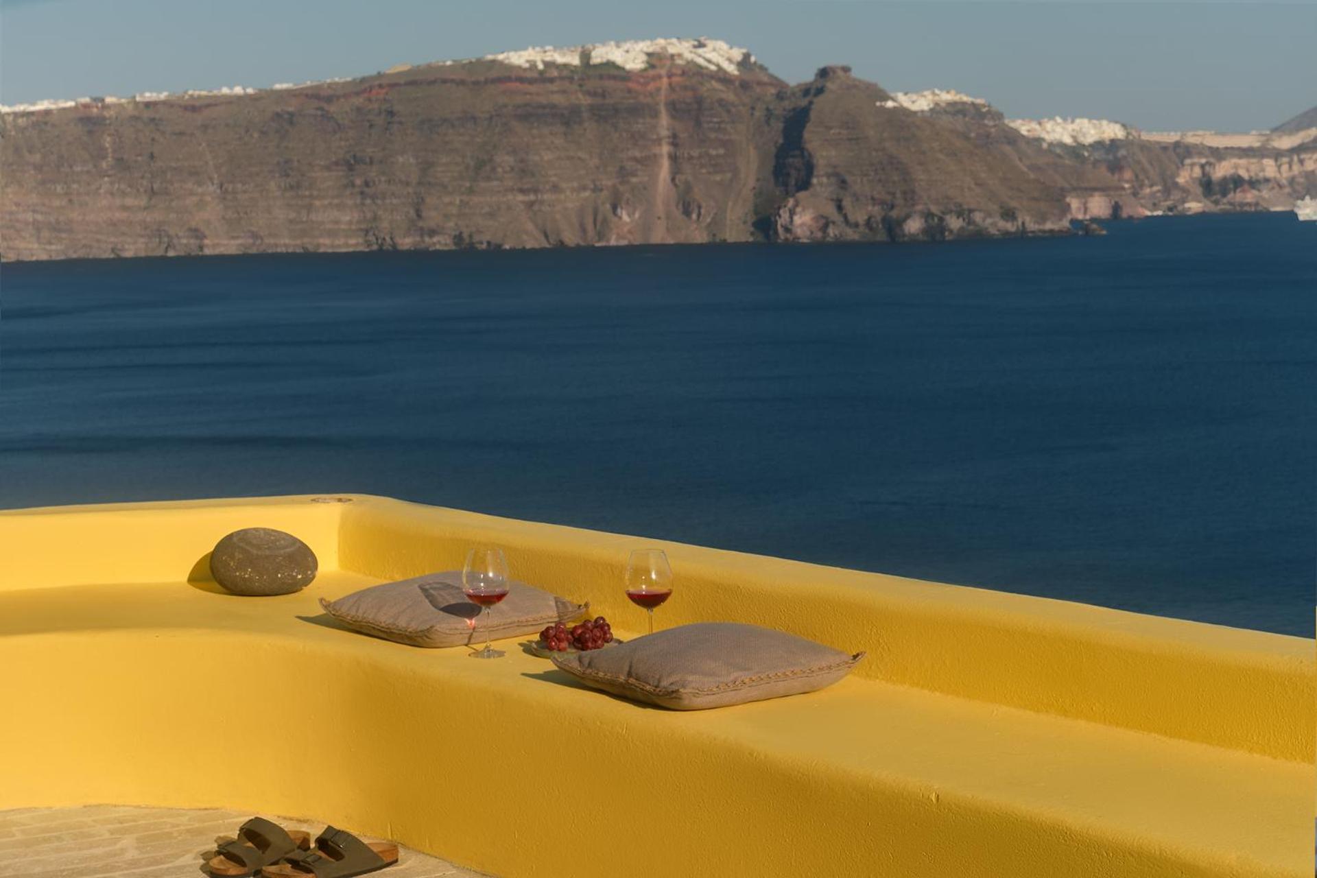 Ilivatos - Elegant On The Caldera's Edge * Oía